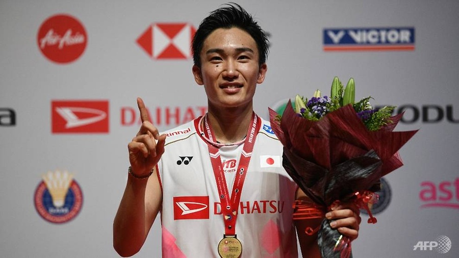 Japan's Kento Momota poses with his medal after winning the Malaysia Open badminton tournament in Kuala Lumpur on Sunday. © AFP/Mohd Rasfan