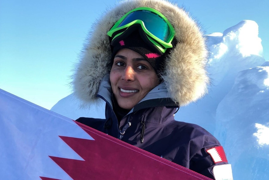 Sheikha Asma raises the Qatar flag after reaching the North Pole in 2018. © Qatar Tribune
