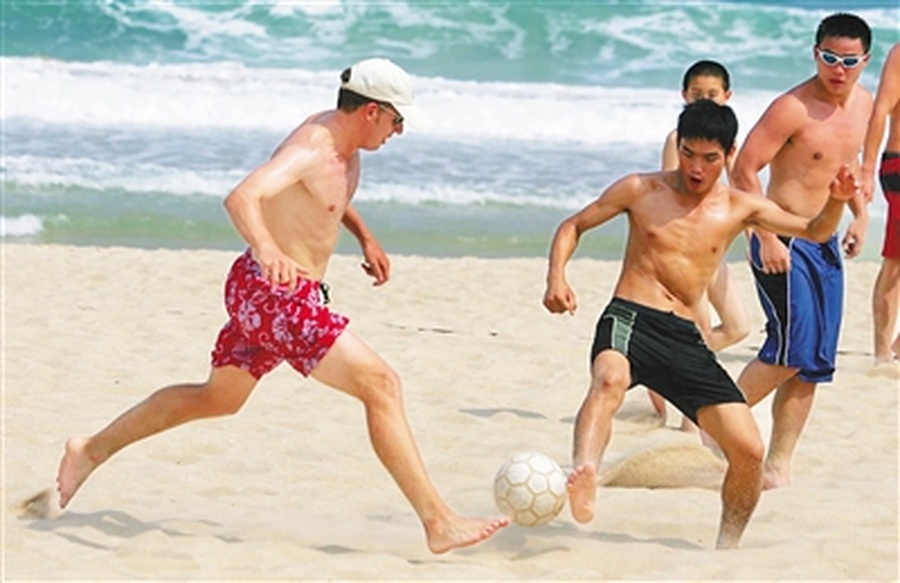 Beach soccer at Yalong Bay in Sanya. © Wang Kai/Hainan Daily