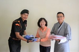 Archery coach Park donates boxing equipment in Bhutan