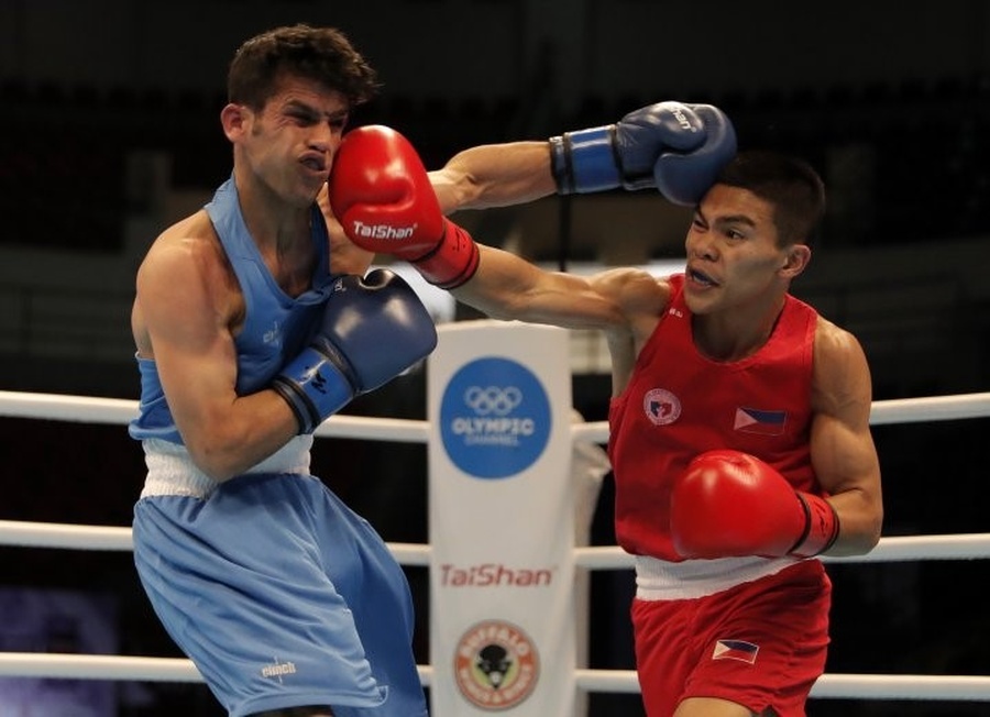 Mongolia's Enkhmanadakh Kharkhuu lands a right to the face of India's Amit Panghal. © Jordan Olympic Committee