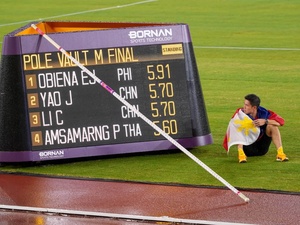Philippines star Obiena defends pole vault gold while soaring to Asian Games record