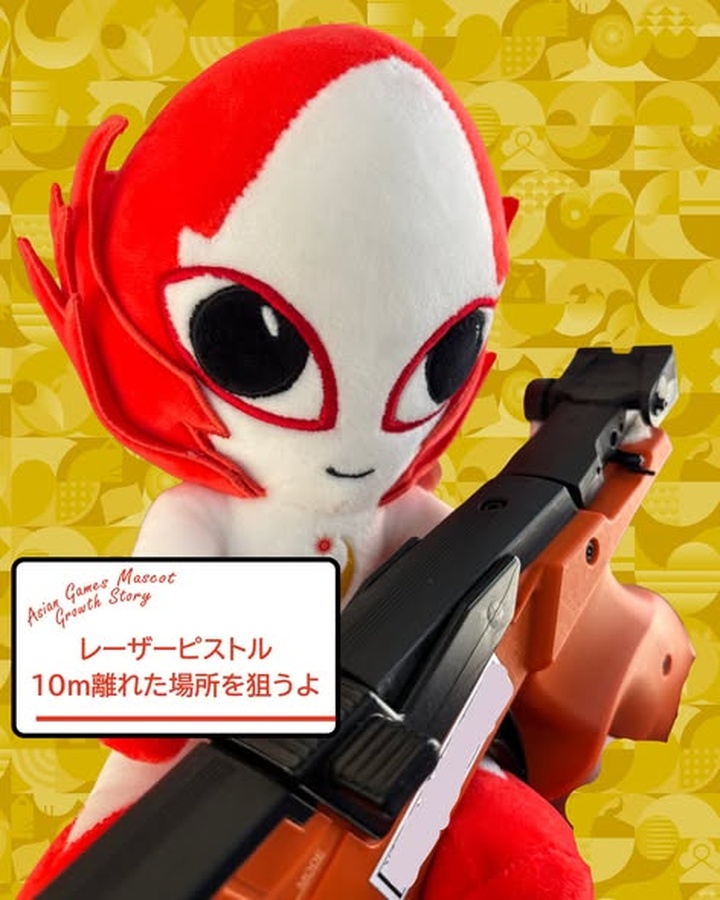 Honohon shows off the laser pistol (Photo: AINAGOC)