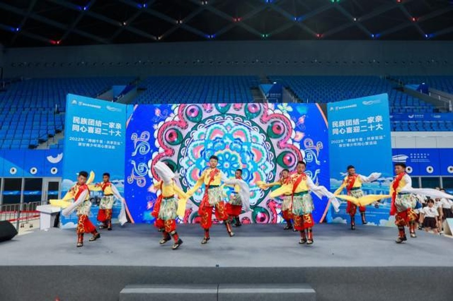 Students from Garze Tibetan Autonomous Prefecture stage an ethnic singing and dancing performance at the launch ceremony on August 9. © hangzhou.com.cn