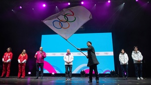 Lausanne 2020 hands Winter YOG flag to Gangwon 2024