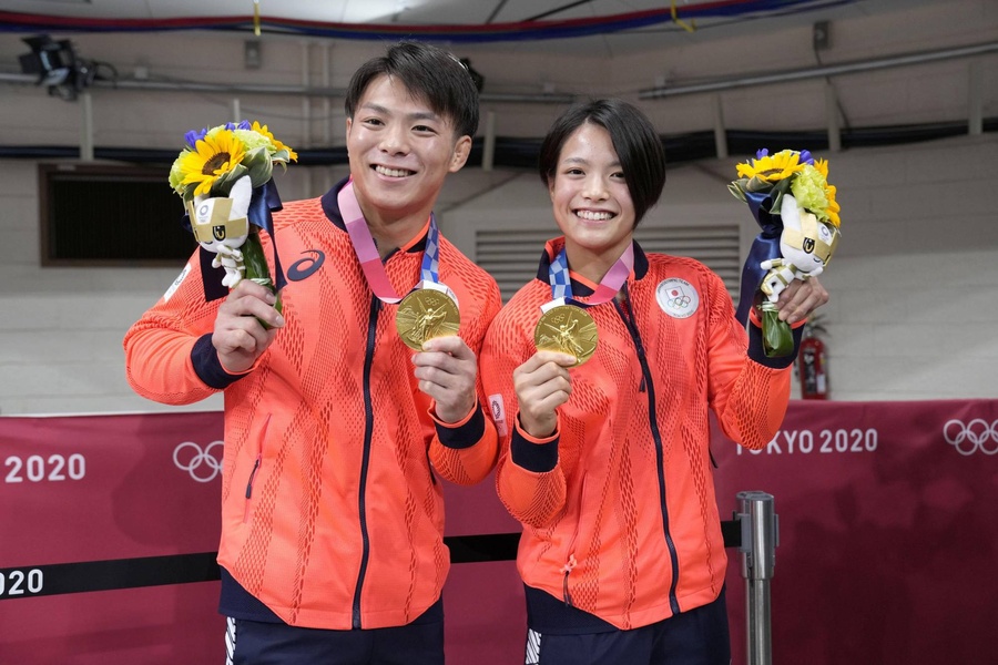 Hifumi Abe (left) and his younger sister Uta Abe both won judo gold medals on Sunday. © Kyodo, AFP-Jiji