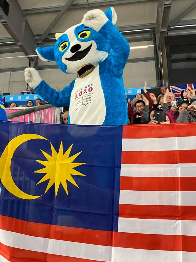 Lausanne 2020 mascot Yodli supports the Malaysian athletes. © OCM