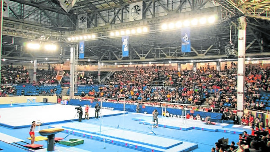 Outside and inside the Rizal Memorial Coliseum in Manila. © Philippine Daily Inquirer