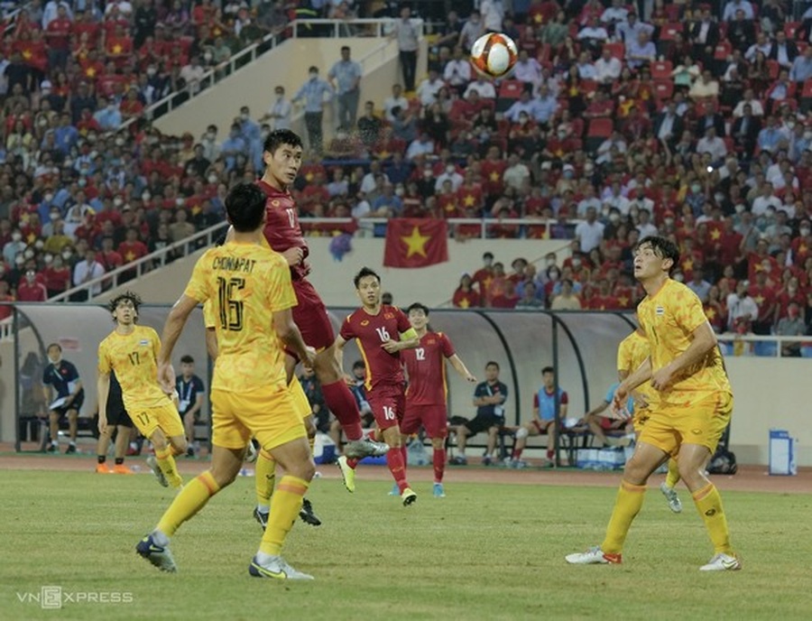 Vietnam's Nham Manh Dung scores the only goal of the game with a towering header. © Ngoc Thanh/VN Express
