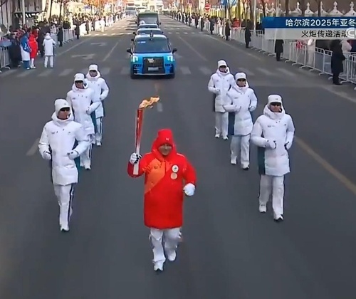 OCA official joins torch relay for Harbin AWG