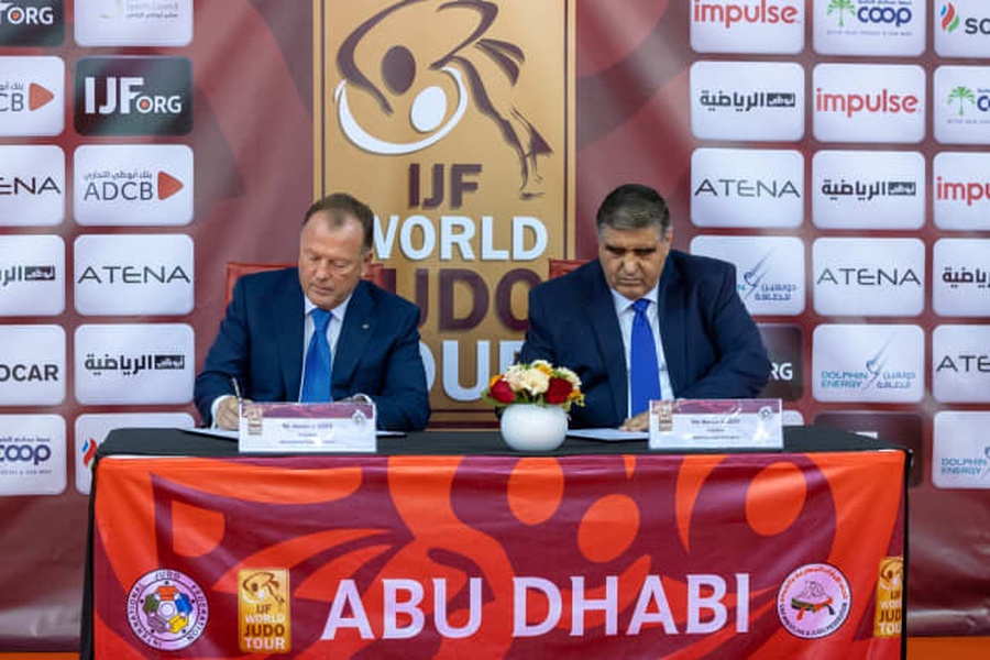 IJF President Marius Vizer signs the agreement with Tajikistan Judo Federation President Nurullo Loiqov.