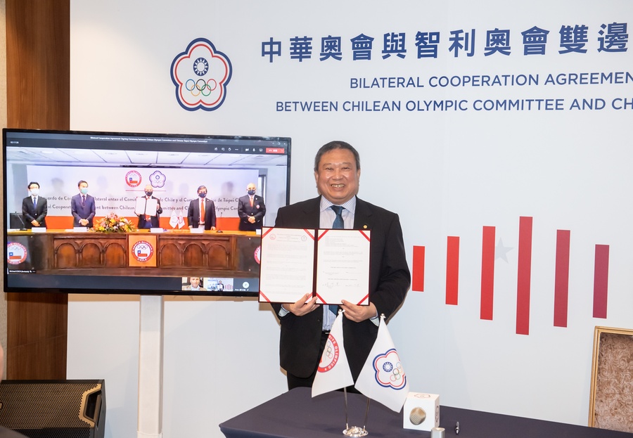 Photo of President Hong-Dow LIN of Chinese Taipei Olympic Committee and President Mujica BRAIN of Chilean Olympic Committee after inking the Bilateral Cooperation Agreement.