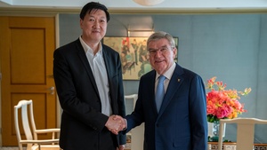 IOC President Thomas Bach welcomed to China by COC President Gao Zhidan