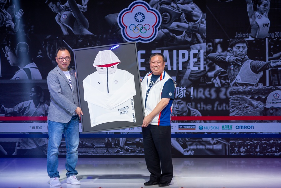 General Manager of VICTOR, Chen, Shu-Jung(left) sent a framed windbreaker to President of CTOC, Lin, Hong-Dow(right).