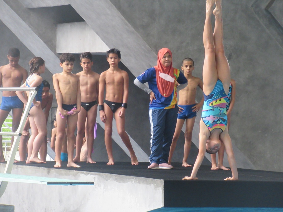 The divers wait in line. © OCA