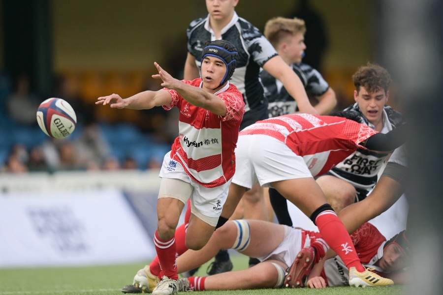 HK U19s Dragons scrumhalf Camill Cheung distributes the ball.