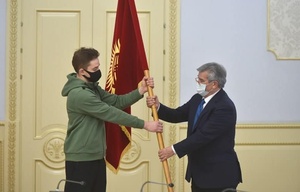 Kyrgyzstan’s sole athlete at Beijing 2022 Maxim Gordeev receives National Flag