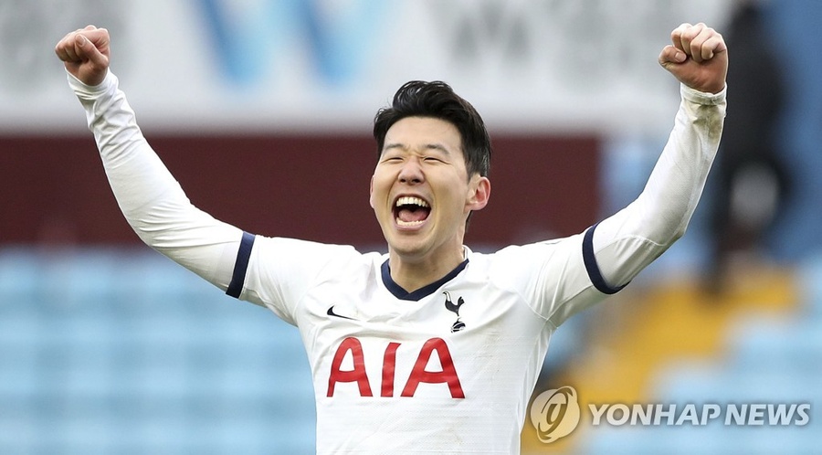 Son Heung-min of Tottenham Hotspur celebrates his team's 3-2 victory over Aston Villa on Sunday. © AP/Yonhap