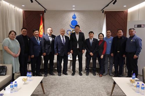 Mongolia NOC President presents 70th anniversary medal to National Olympic Academy