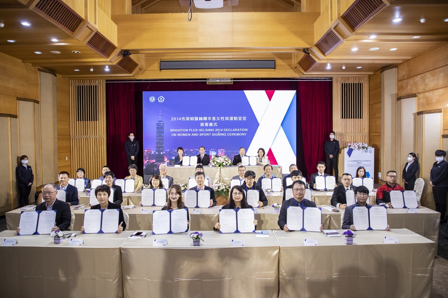 Group photo of all the signatories presenting their agreements.