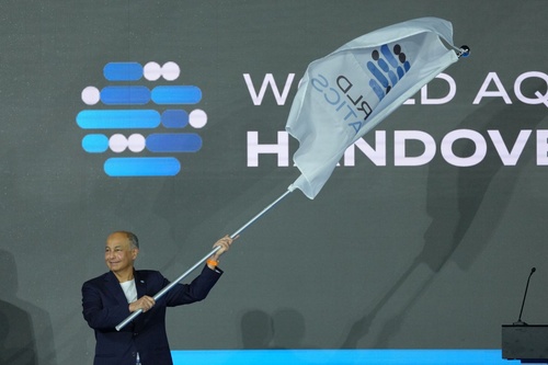 World Aquatics President Husain Al Musallam receives the flag from Singapore 2025 and delivers it to Budapest 2027 for the next World Championships. (Photo: World Aquatics)