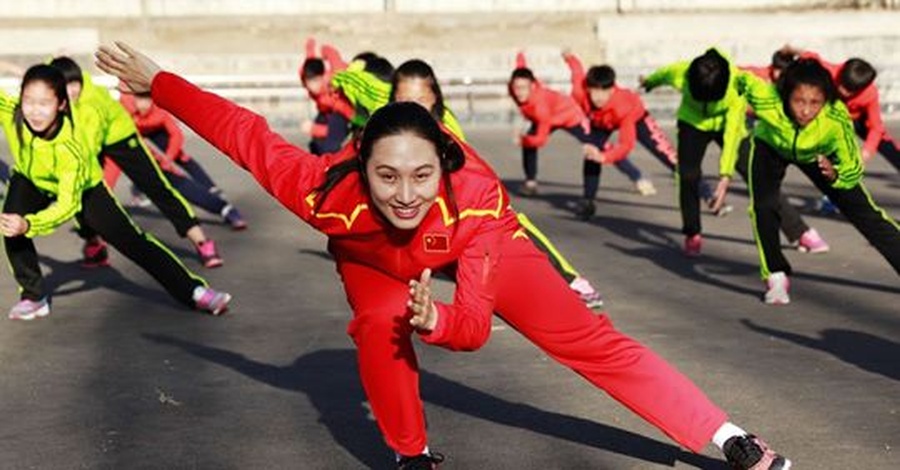 Zhang Hong teaches students the basic skills of speed skating at the Winter Olympics Youth Academy in Zhangjiakou. © Xinhua