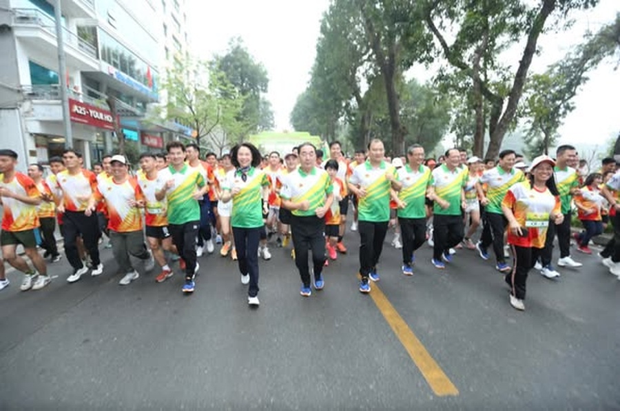 Hanoi police and security forces join Olympic Day run