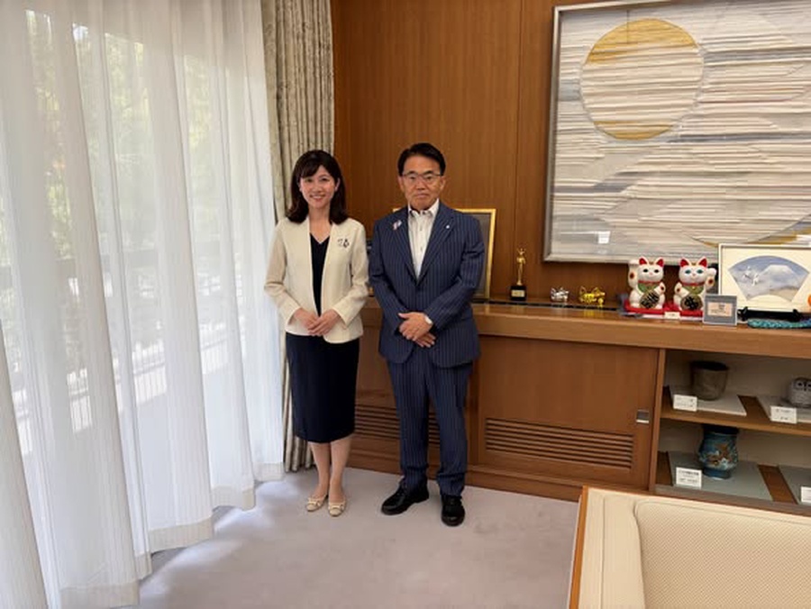Ayumi Sakamoto is pictured with AINAGOC President Hideaki Ohmura, Governor of Aichi Prefecture. (Photo: AINAGOC).