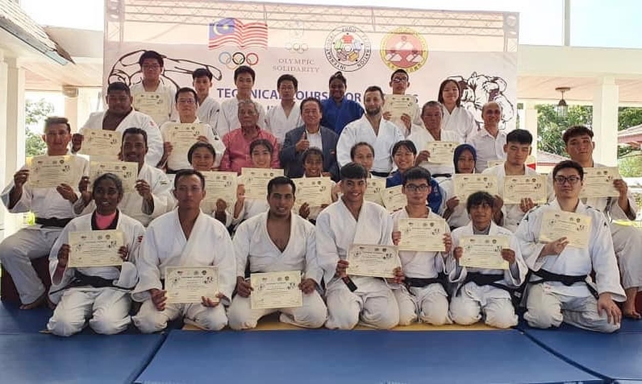 The course participants with their certificates.© OCM