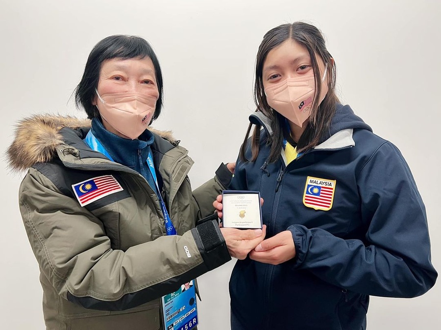 Malaysia Chef de Mission Moira Tan Siew See presents the Olympic Participant Pin to Aruwin Salehhuddin. (Photo: OCM)