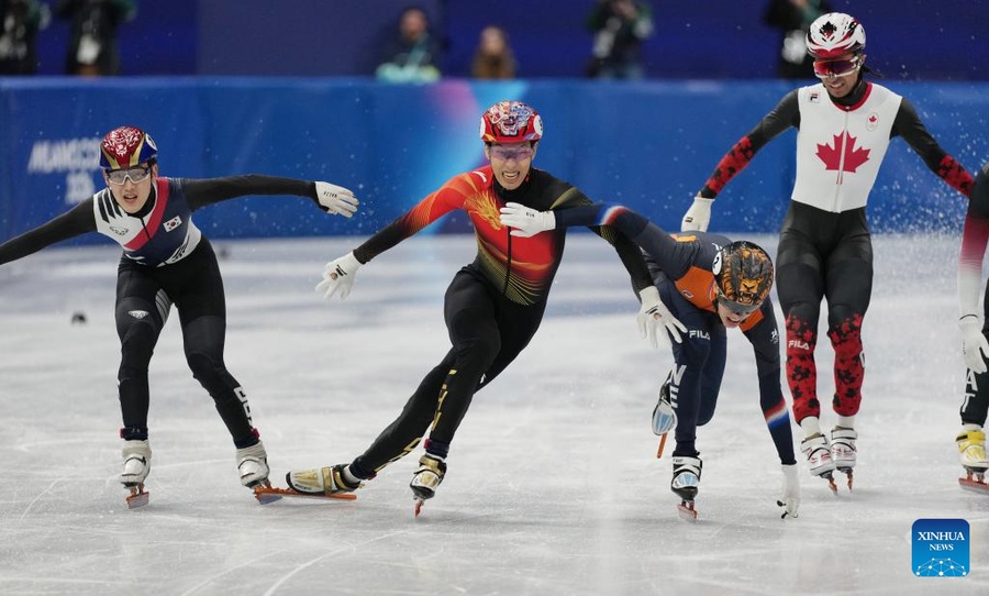 Sun Long (second from left) earns the silver medal (Photo: Xinhua/Xue Yuge)