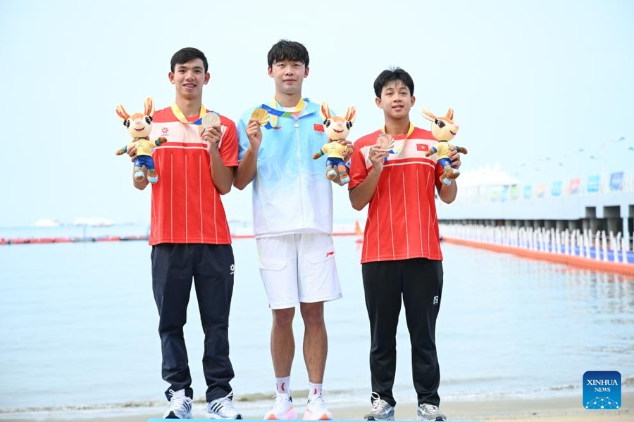 Zhang Ziyang of China won the men’s 5km open water swimming gold medal on Sunday. © Xinhua)