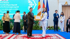Cambodia PM Hun Manet presents prizes to medal-winning athletes