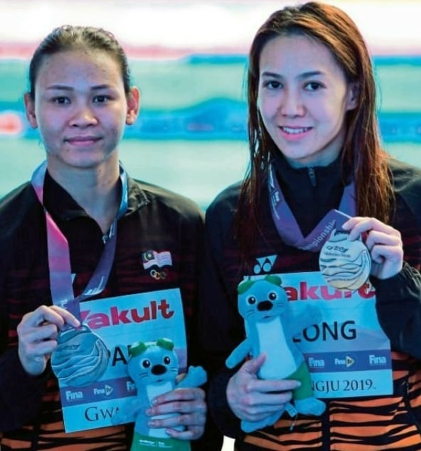 Pandelela Rinong (left) and Leong Mun Yee show their medals. © Pandelela Rinong Facebook