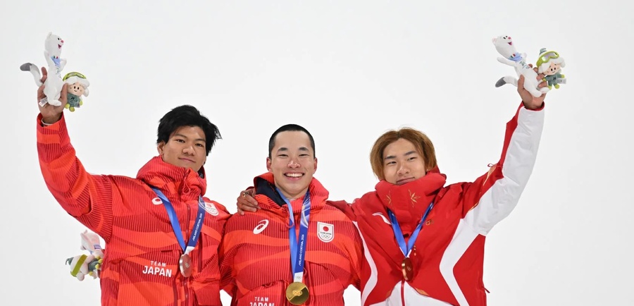 Big Air podium (from left): Ryoma Kimata (JPN), Kira Kimura (JPN), Su Yiming (CHN). (Photo: fis-ski.com©Christian Stadler)