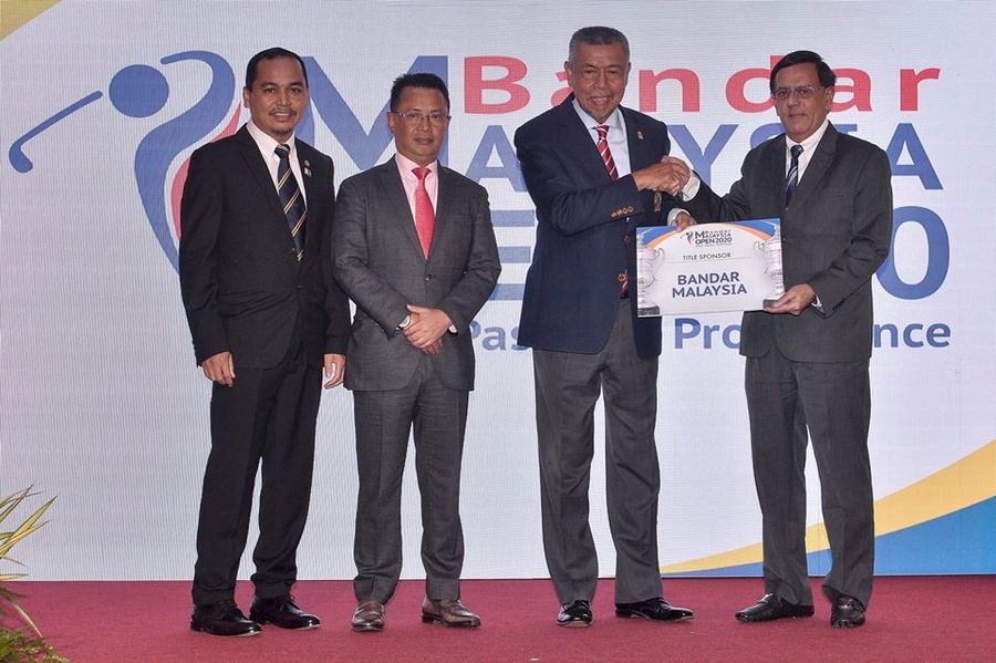 Tan Sri Mohd Anwar Mohd Nor (second from right) presents the Certificate of Title Sponsor to Dato’ Majid Manjit Abdullah. © OCM