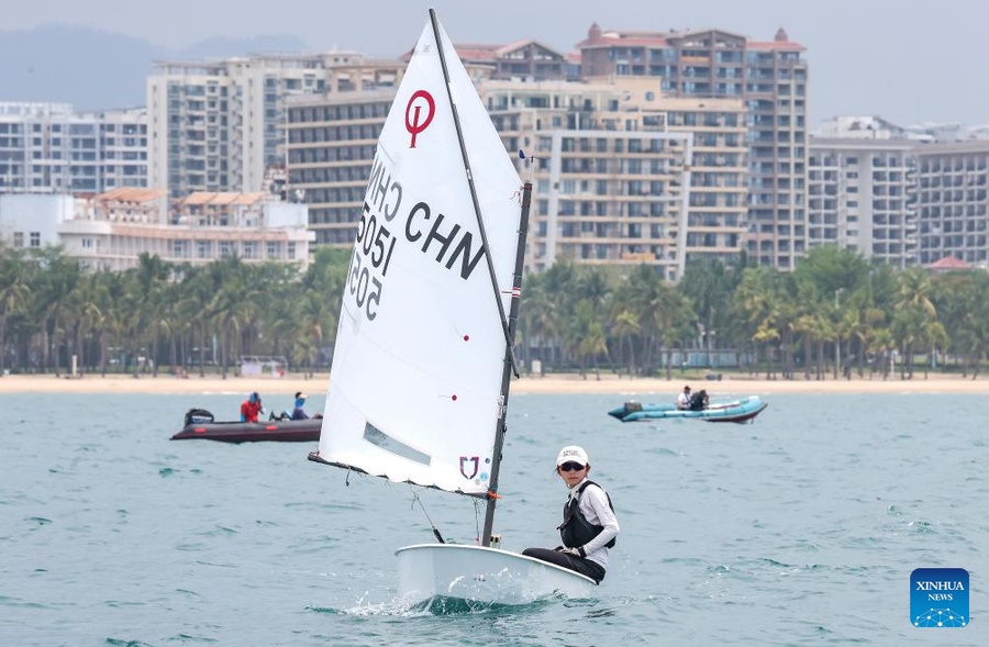 Cheng Wenyu of China competes during the Optimist Girls race (Photo: Xinhua/Zhang Fan)