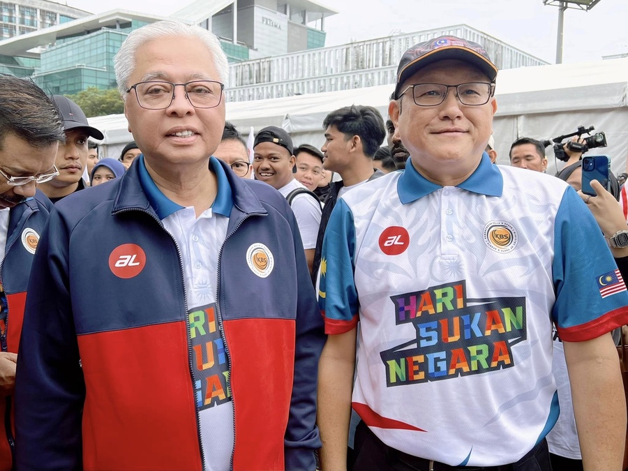 Dato’ Chong Kim Fatt (right) with the Prime Minister of Malaysia, Dato’ Sri Ismail Sabri Yaakob, during the launch of National Sports Day 2022. © OCM