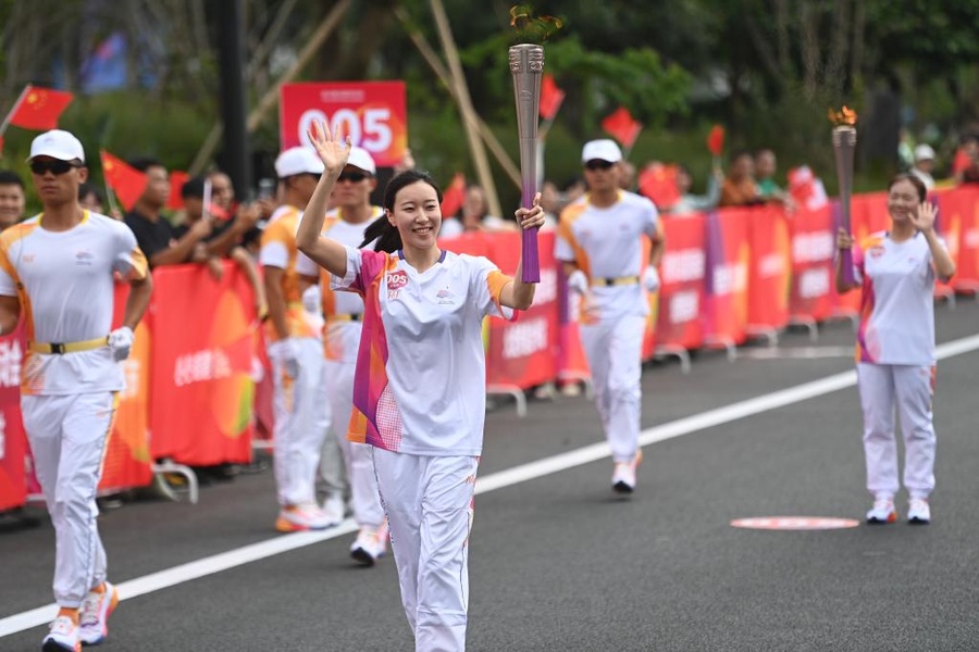 China’s Feng Yu runs with the torch during the torch relay of the 19th Asian Games in Taizhou, Zhejiang Province, on September 14, 2023. (Xinhua/Huang Zongzhi)