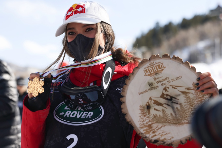 Eileen Gu Ailing celebrates victory in the freeski halfpipe. © FIS