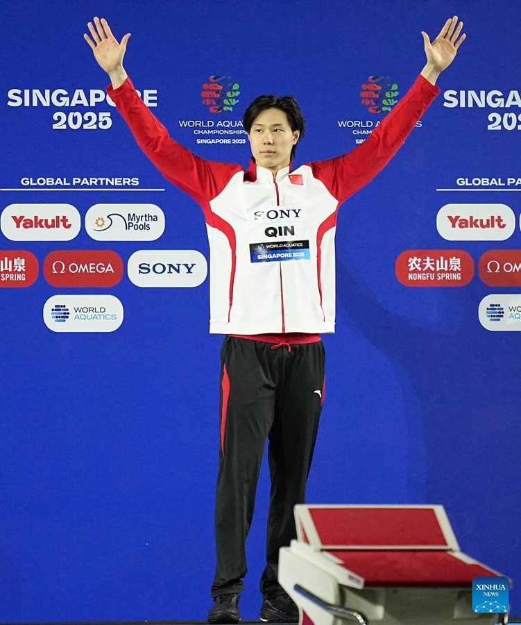 Qin Haiyang of China celebrates on the podium (Photo: Xinhua/Xia Yifang