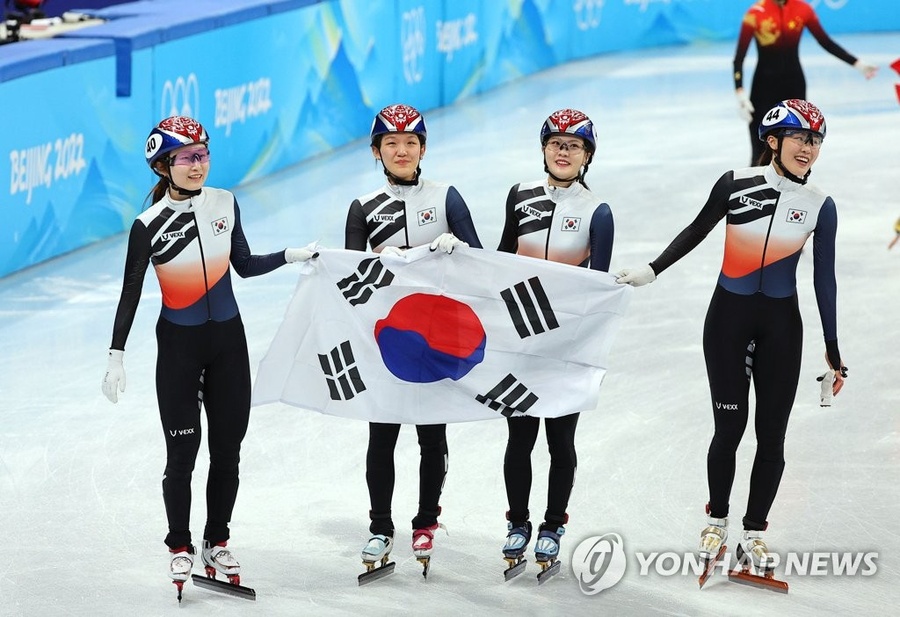 The Koreans celebrate their silver medal in the women's 3,000m short track relay. (Photo: Yonhap)