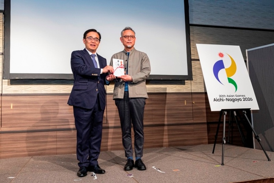 President of the AINAGOC award the prize to the author of the emblem