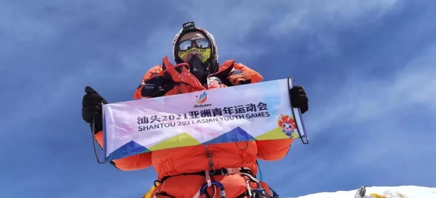 Hong Genglong, President of Shantou Long Distance Running Association, holds the Shantou 2021 Asian Youth Games flag on Mount Everest.