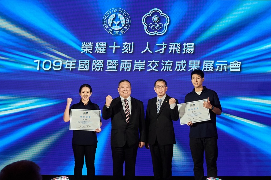 ISATC certificated awarded by Mr. Shao-Hsi Chang, Director-General of Sport Administration, 
and Mr. Hong-Dow Lin, President of CTOC.