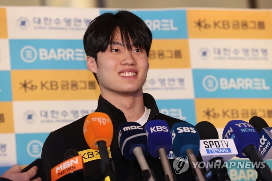 Hwang Sun-woo speaks to reporters at Incheon International Airport on February 8 before departing for a training camp in Australia. © Yonhap