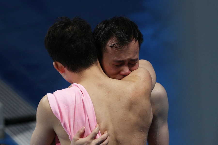 Champion Xie Siyi is embraced by silver medal winner Wang Zongyuan. © FINA