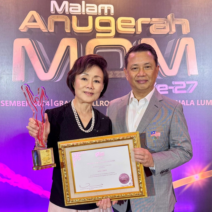 Mae Chen receives her award form OCM President Dr. Norza Zakaria (Photo: Fong Wan Hor)