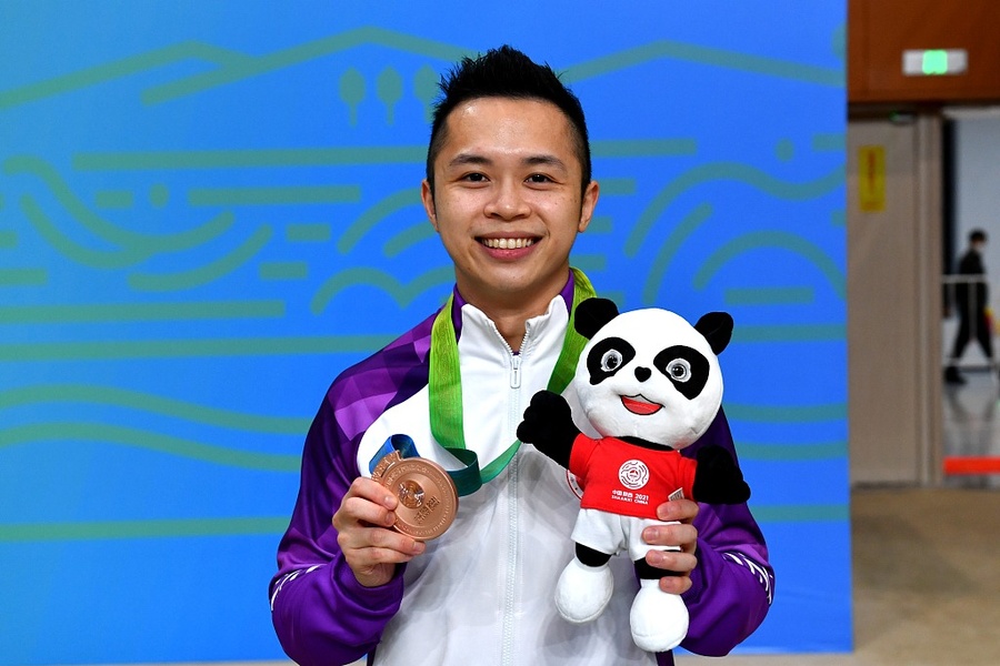 Kuok Kin Hang of Macau shows off his karate bronze medal. © CFP