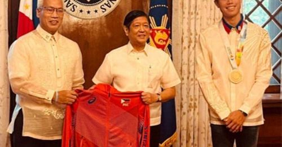 Philippine Sports Commission chairman Noli Eala (left) presents a Philippine team jacket to President Bongbong Marcos as champion pole vaulter EJ Obiena (right) looks on during the courtesy call held in Malacanang presidential palace. © PSC